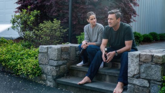 Кадр из 1 серии 1 сезона сериала «Друзья и соседи»